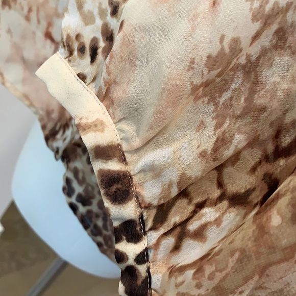 Chico’s 🦒 Print, Button Sleeve, Floaty Summertime Blouse. - Picture 6 of 11